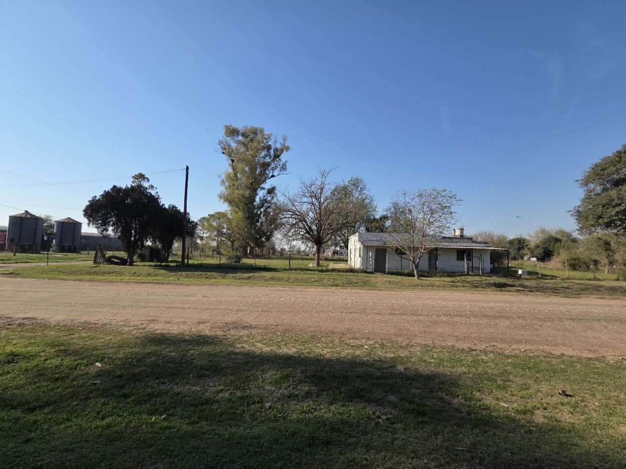 Propiedad a reciclar en lote de esquina de 50 metros de frente. excelente para desarrollo o subdivision
