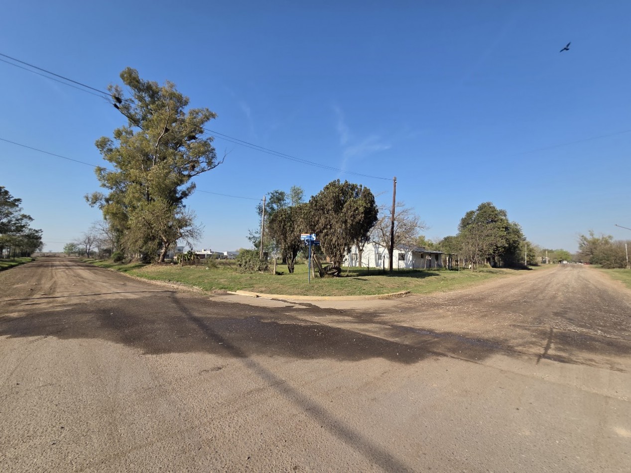 Propiedad a reciclar en lote de esquina de 50 metros de frente. excelente para desarrollo o subdivision